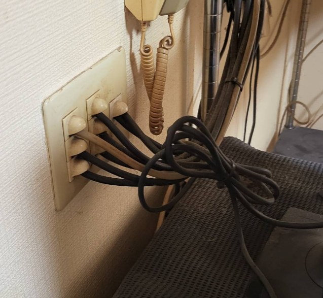 室内側の配線の出口。コンセントプレートで仕上げ、そこから録画機へつなぐ同軸ケーブルが出ている