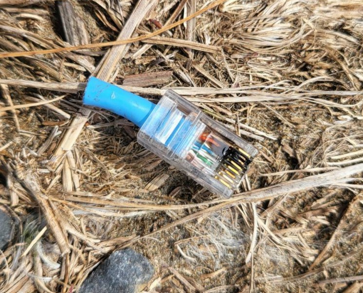 落雷の過電流で焼けたLANケーブルのコネクタ。カメラ側と同じように接点が焼けている