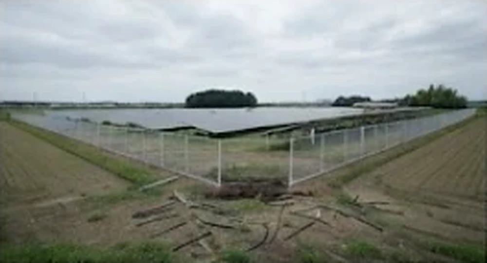千葉の発電所の外に散らばる切られたケーブル