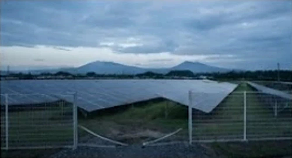 筑波山を望む発電所のフェンスの穴