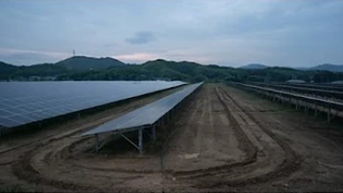 ケーブルが長く抜き取られた丘陵の発電所